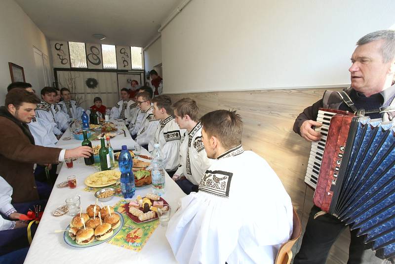 Velikonoční obchůzka   družiny  Vlčnovského  krále  Martina Dareka Franty ve Vlčnově.