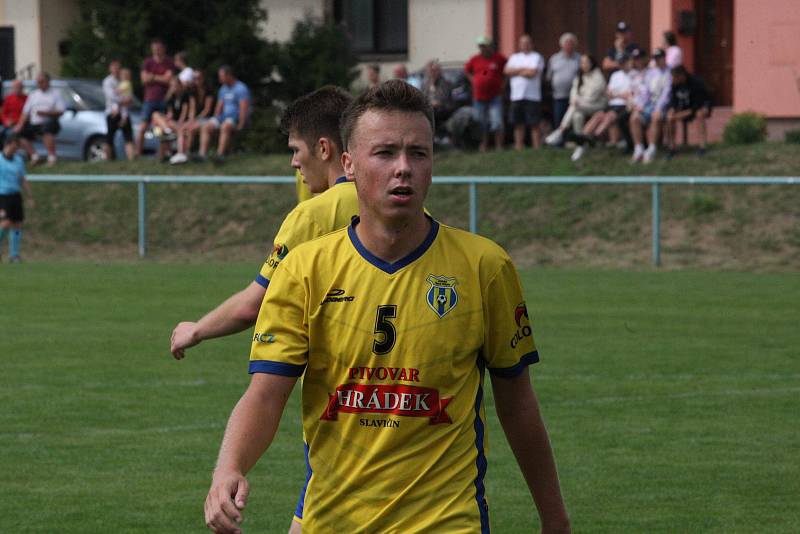 Fotbalisté Starého Města (žluté dresy) vyhráli derby ve Zlechově 3:1.