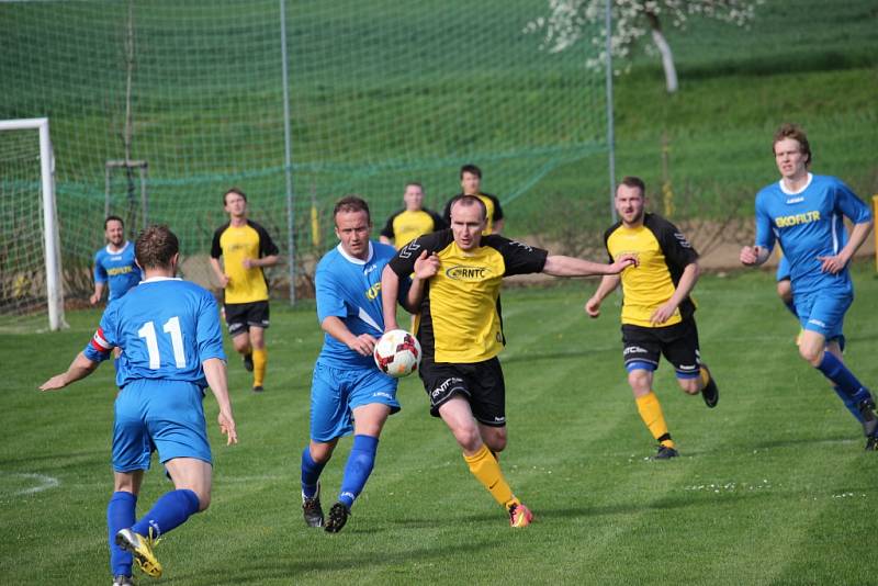 Fotbalisté Sušic hostili v okresním přeboru Bánov(v modrém). Utkání skončilo 4:1.