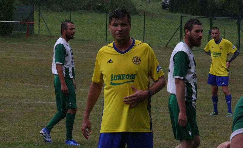 Fotbalisté Částkova (zelenobílé dresy) v rámci oslav výročí 80. let vyzvali starou gardu ligového Zlína.