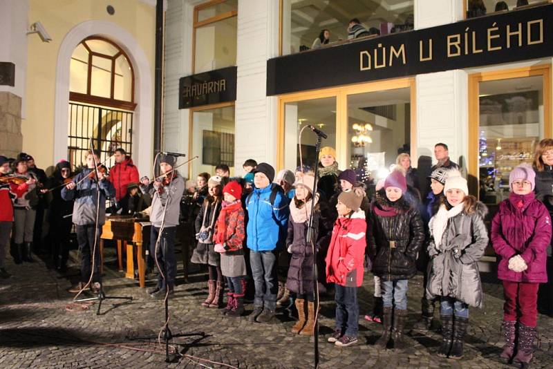 Vánoční koledy si na uherskohradišťské Masarykovo náměstí přišly zazpívat na čtyři stovky návštěvníků. 