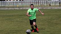 Derby fotbalistů Dolního Němčí (světle zelené dresy) s Nivnicí skončil v I. A třídě nerozhodně 2:2.