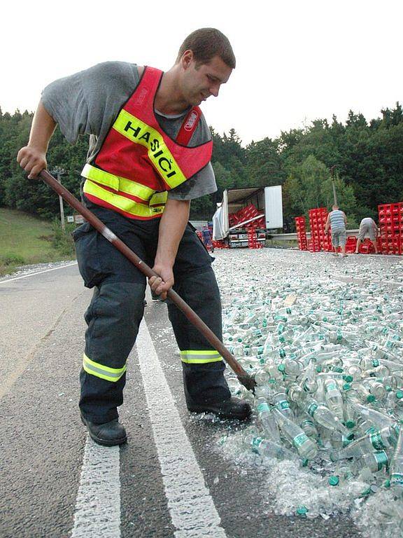 Silnici zasypaly tisíce lahví vody. 