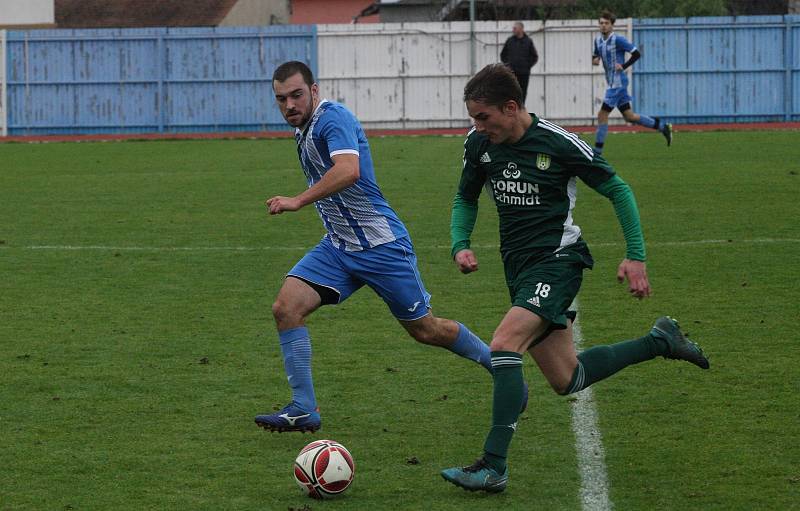 Fotbalisté Hluku (modré dresy) zakončili podzimní část sezony domácí výhrou nad Nivnicí 3:1.