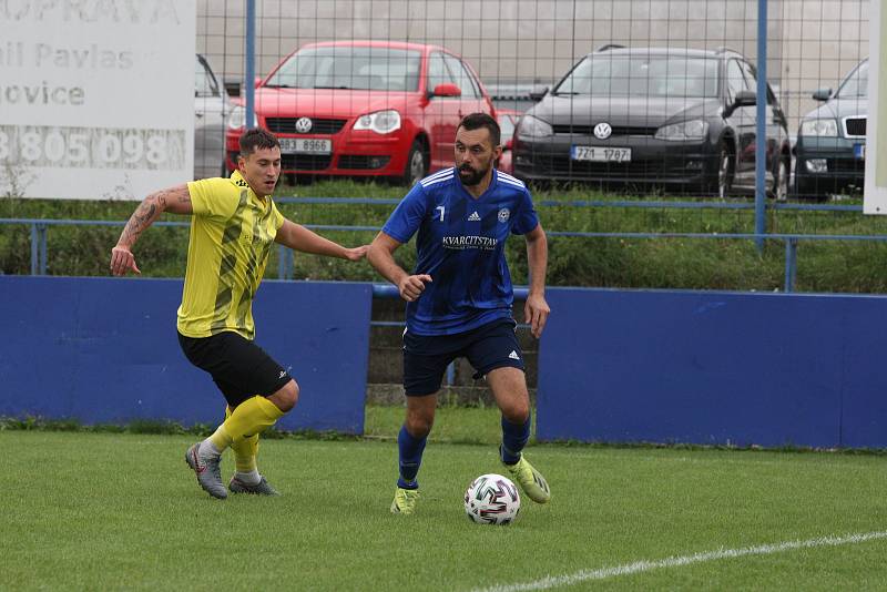 Fotbalisté Kunovic (žluté dresy) v 5. kole krajské I. A třídy skupiny B podlehli favorizovaným Zborovicím 1:2.