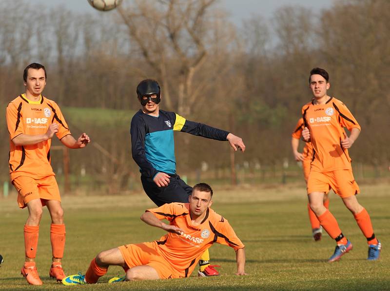 Fotbalisté Ostrožské Lhoty (v oranžových dresech) remizovali na úvod jara s Topolnou 2:2.