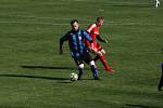 Fotbalisté vedoucích Osvětiman (červené dresy) v 18. kole krajské I. A třídy skupiny B porazili Šumice 2:0.