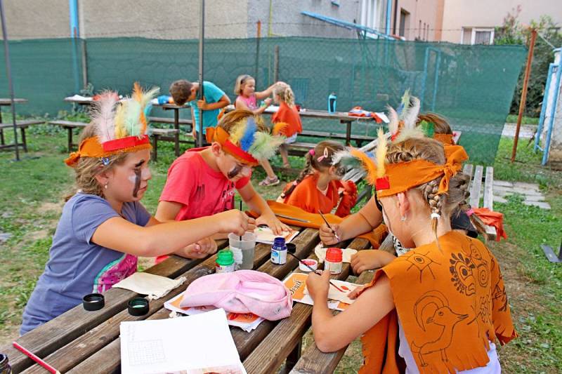 Malí indiáni osídlili hradišťskou Zahradu lišky Bystroušky