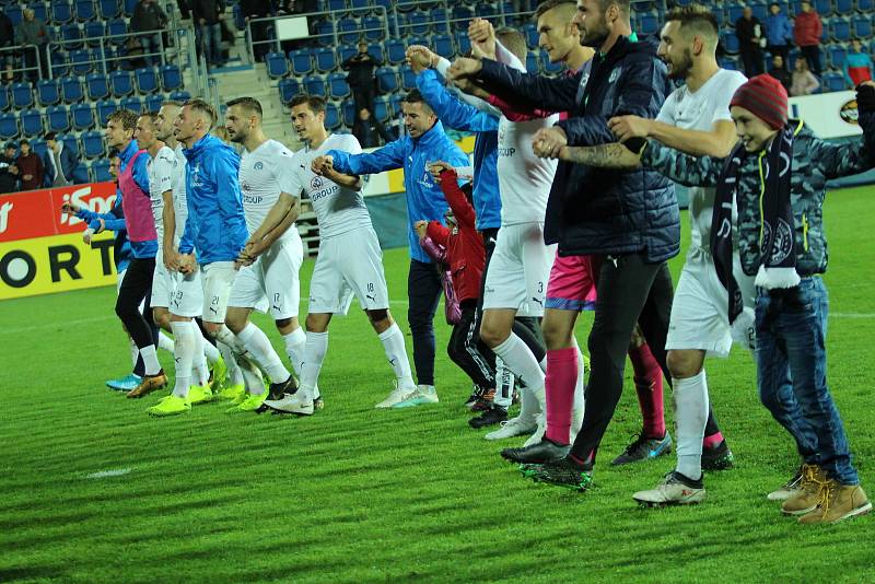 Fotbalisté Slovácka (v bílých dresech) v předehrávce 12. kola FORTUNA:LIGY porazili Liberec 3:1.