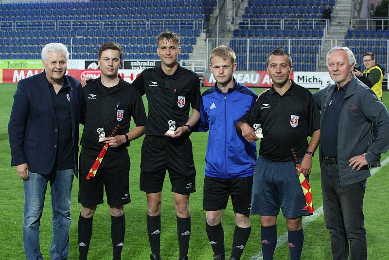 Fotbalisté Jalubí (žlutočerné dresy) zdolali ve finále Poháru OFS Jarošovský pivovar Stříbrnice 7:1. Utkání na stadionu ligového Slovácka sledovalo 1234 diváků.