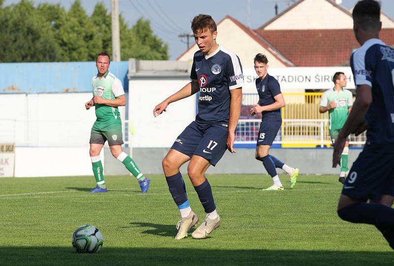 Fotbalisté Slovácka B (v modrých dresech) porazili v posledním přípravném zápase před krátkou pauzou divizní Bzenec 3:2.