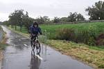 Na kole deštivými vinohrady se vydala také skupinka cyklistů z Ostrožské Lhoty.