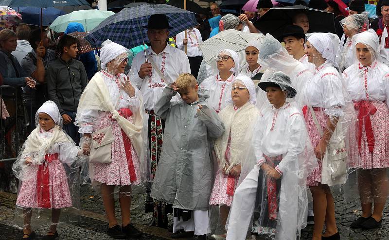 Tradičnímu defilé na Masarykově náměstí nepřálo počasí.