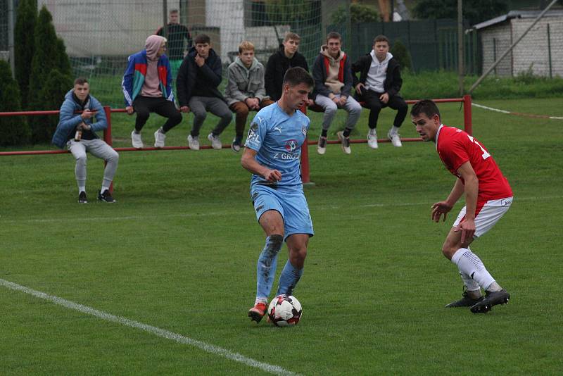 Fotbalisté Uherského Brodu (červené dresy) v 9. kole MSFL remizovali se Slováckem B 0:0.