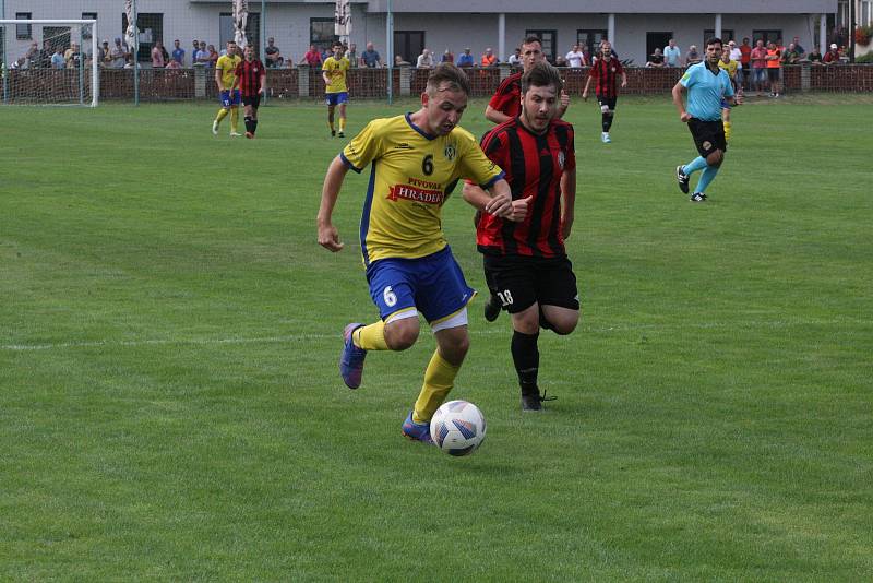 Fotbalisté Starého Města (žluté dresy) vyhráli derby ve Zlechově 3:1.