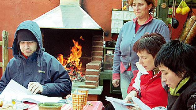 Premiérovou zkoušku herci absolvovali u krbu.