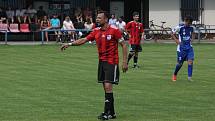 Fotbalisté Babic (červené dresy) ve 25. kole okresního přeboru Uherskohradišťska zdolali předposlední Březolupy 2:0.