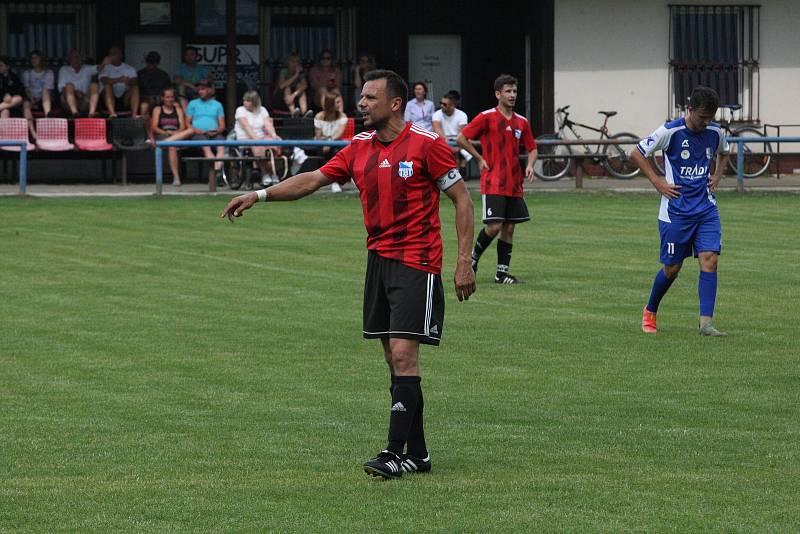 Fotbalisté Babic (červené dresy) ve 25. kole okresního přeboru Uherskohradišťska zdolali předposlední Březolupy 2:0.