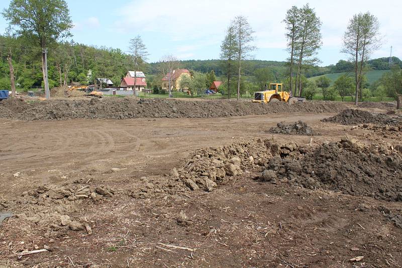 Zásadní obnova na rybníku Hluboček v Březolupech za vesnicí