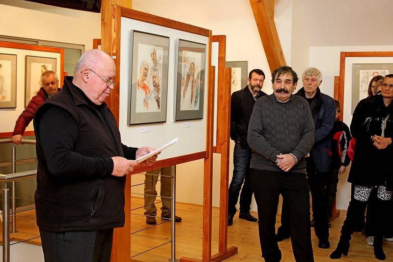 Amatérské výtvarník Josef Sedláček si jako médium zvolil pastel. Obrazy jím vytvořené vystavuje v Buchlovicích.					Foto: Zdeněk Skalička