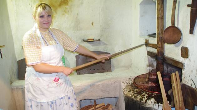 V dolněmčanském Muzeu Na Mlýně vařily trnky Tetičky. Po devatenácté.