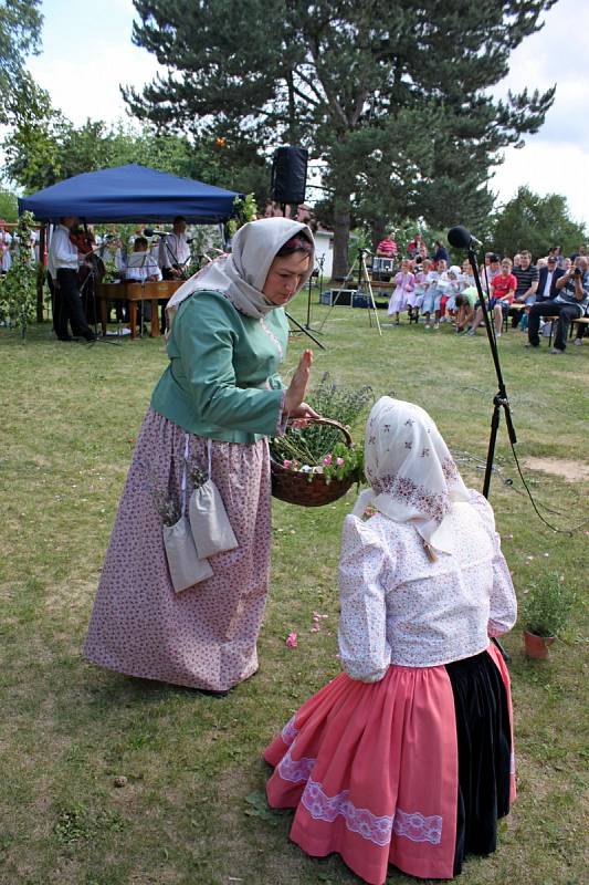 Drmolice z Polešovic s babkou kořenářkou přišly dívkám i ženám na pomoc, když na ně přijde toužení jako velká moc.