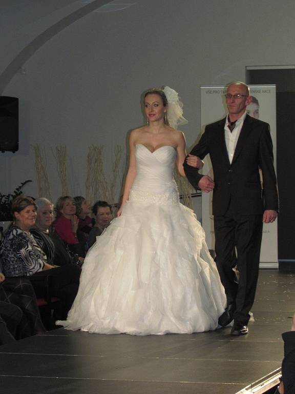 Svatební šaty i místní kroje předvedla módní přehlídka uherskohradišťské Diakonie ČCE. 