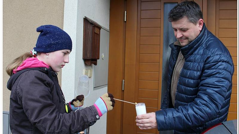 Skauti na Modré předávali lidem světélko pomocí špejlí nebo je připalovali ze svíčky na svíčku. U každého domu zazpívali skauti za doprovodu na kytaru nejméně jednu koledu.