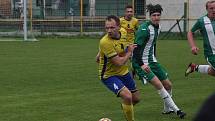 Fotbalisté Starého Města (žluté dresy) v 11. kole I. B třídy skupiny C deklasovali domácí Ostrožskou Novou Ves 8:1.