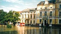 Povodeň v červenci 1997 v Uherském Hradišti. Masarykovo náměstí, budova Městského úřadu.