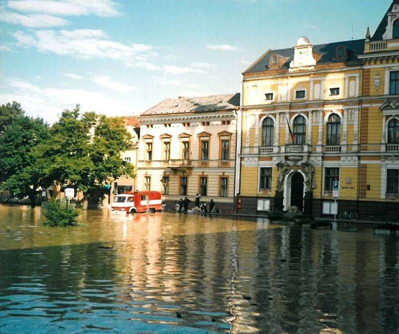 Povodeň v červenci 1997 v Uherském Hradišti. Masarykovo náměstí, budova Městského úřadu.