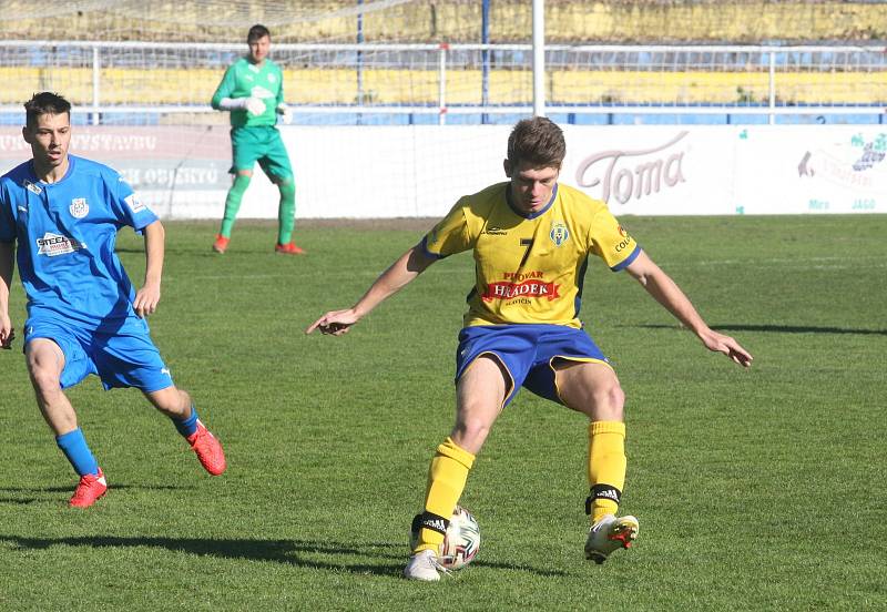 Sobotní utkání na Širůchu, kde se utkali fotbalisté domácího Starého Města (žluté dresy) s Ořechovem, skončil remízou 2:2.