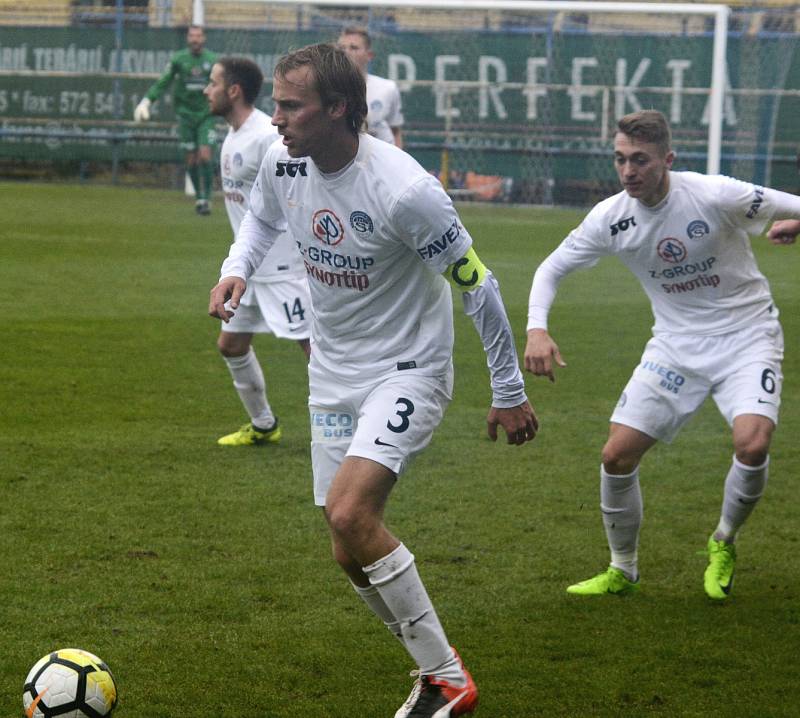 Juniorka Slovácka (v bílých dresech) prohrála na Širůchu v derby se Zlínem 0:2. Oba krajští rivalové  v moravské části patří mezi čtveřici elitních týmů.