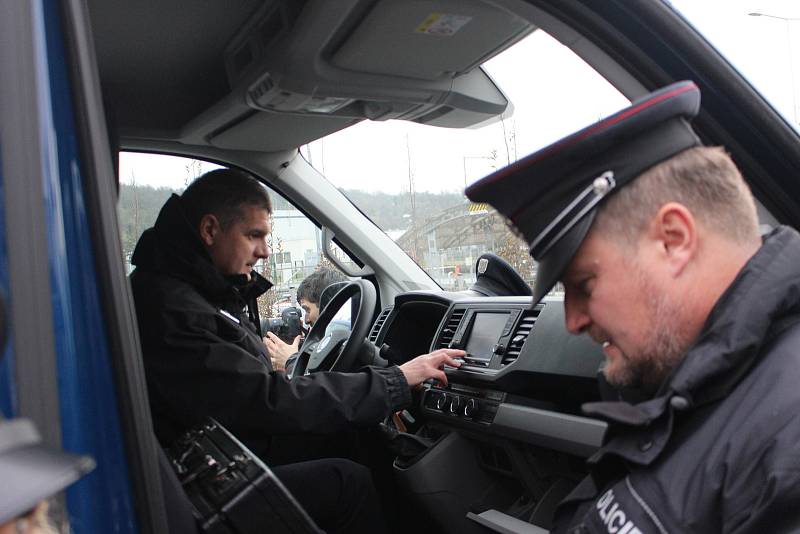 Hned pětici nových monitorovacích vozidel za pětatřicet milionů korun si v uherskohradišťské firmě EVPÚ Defence přebrala Policie ČR.