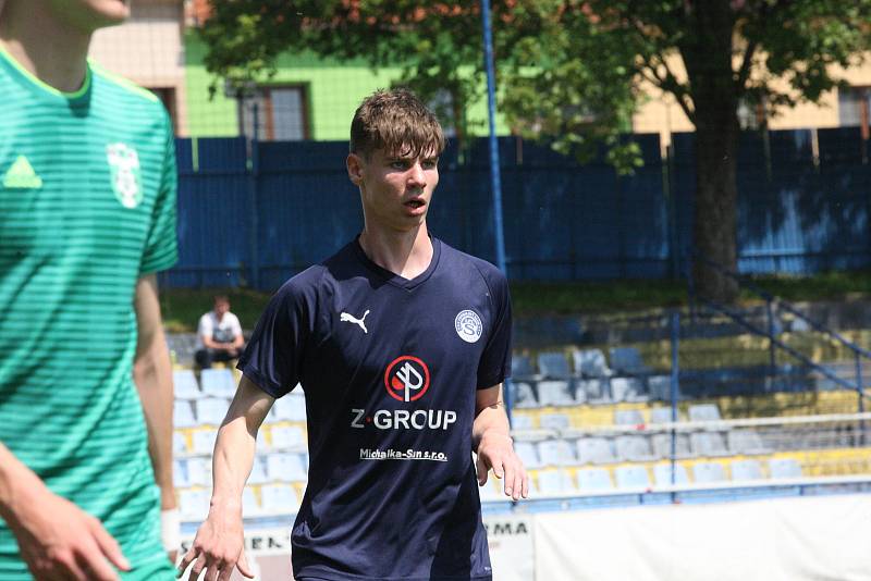 Starší dorostenci Slovácka (modré dresy) v úterní dohrávce 18. kola I. Celostátní ligy remizovali na Širůchu ve Starém Městě s Karvinou 1:1.