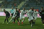 Fotbalisté Slovácka (bílé dresy) se v osmifinále MOL Cupu utkali s Karvinou.