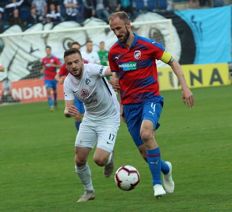 Fotbalisté Slovácka (v bílých dresech) proti Plzni