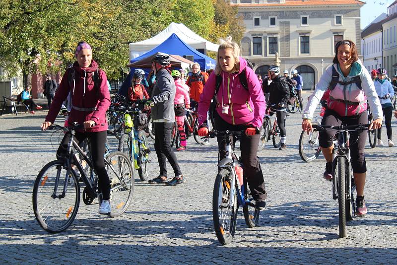 Příznivci cyklistiky a vína se 9. října dopoledne vydali z Masarykova náměstí v Uherském Hradišti do okolí v rámci tradiční akce s názvem Na kole vinohrady Uherskohradišťska.