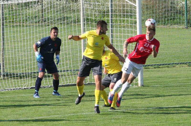 Fotbalisté Uherského Brodu (v červených dresech) v 1. kole MSFL doma hráli s Kroměříží bez branek.