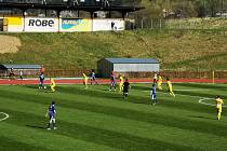 Fotbalisté Valašského Meziříčí (modré dresy) v úterní dohrávce 16. kola divize E porazili Strání 3:1.