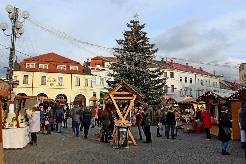 Na Masarykově náměstí v Uherském Hradišti byl v sobotu odstartován patnáctidenní vánoční jarmark.