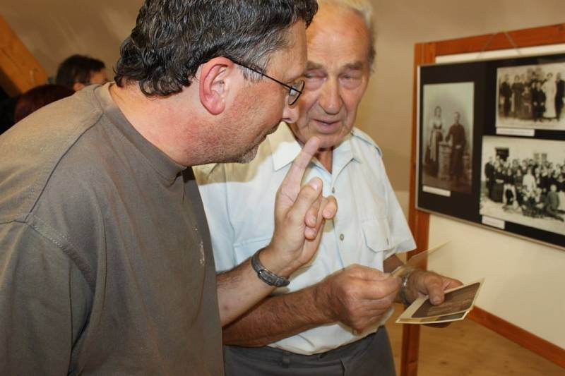 V EXPOZICI. V Galerii na půdě Muzea Podhradí Buchlovice bude až do 15. května 2014 výstava s názvem Buchlovický kroj v proměnách času.