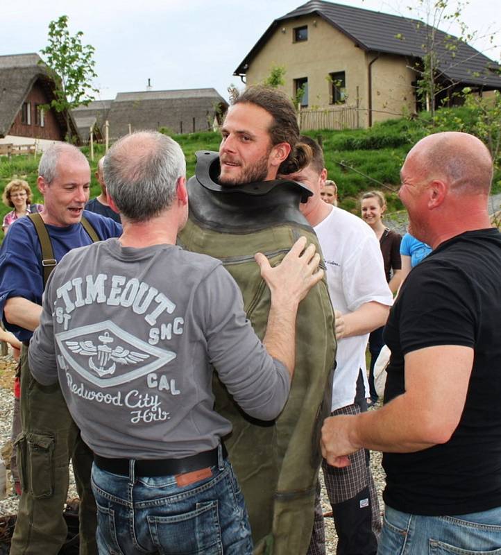 Čtyři potápěči měli plné ruce práce, aby jednoho před ponorem do vody oblékli a pak vysvlékli.