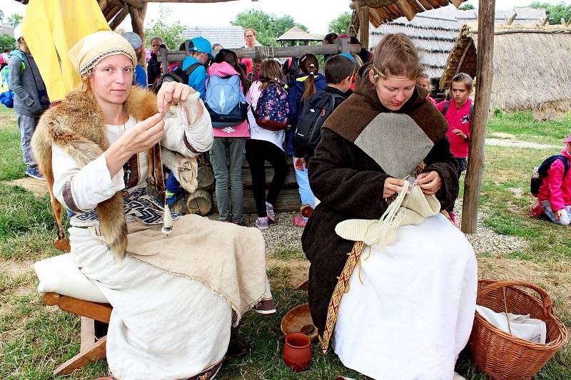 Archeoskanzen na Modré žil po dobu dvou týdnů programem pro školy s názvem Velká Morava.