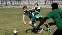 Derby fotbalistů Dolního Němčí (světle zelené dresy) s Nivnicí skončil v I. A třídě nerozhodně 2:2.