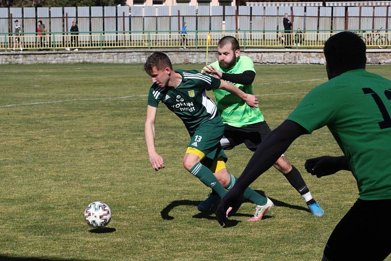 Derby fotbalistů Dolního Němčí (světle zelené dresy) s Nivnicí skončil v I. A třídě nerozhodně 2:2.