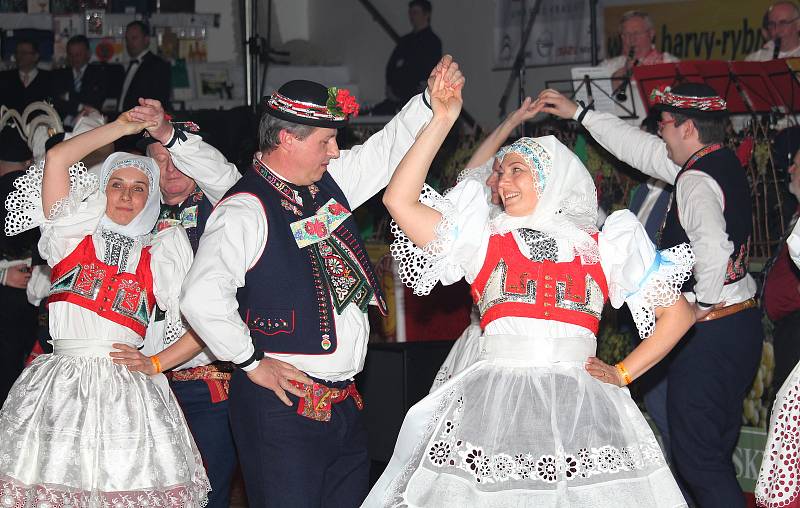 Sportovní hala v Hluku hostila jubilejní 10. Vinařský ples, který uspořádalo vinařství Zlomek a Vávra z Boršic u Blatnice.
