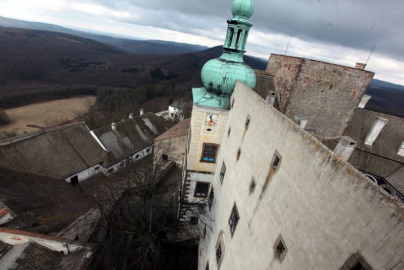 Hrad Buchlov při jarních přípravách na návštěvnickou sezonu roku 2021.