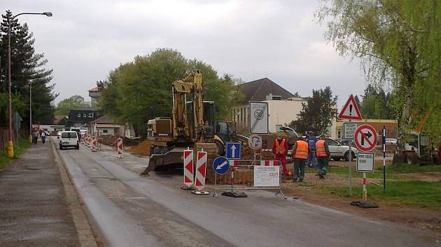 Silnice k sídlišti Štěpnice je průjezdná pouze v jednom směru.