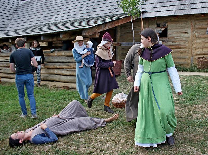 V Archeoskanzenu na se v úterý a ve středu natáčel historický film s baladickými rysy scénáristů a režisérů Milana Cyroně a Tomáše Uhra.